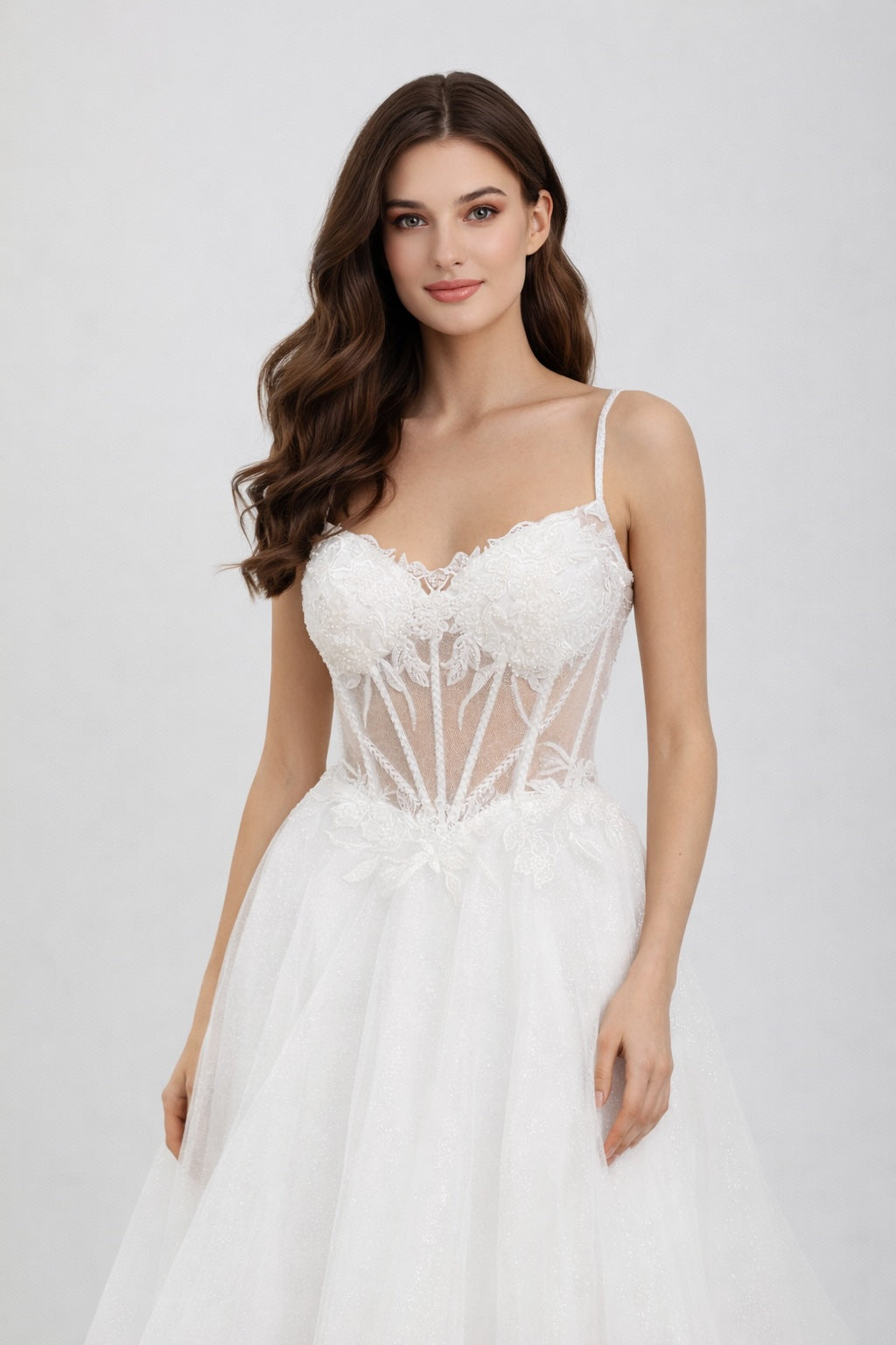 Robe de mariée Dressie avec bretelles fines, corsage brodé en relief, grande jupe à traîne pour mariage élégant.