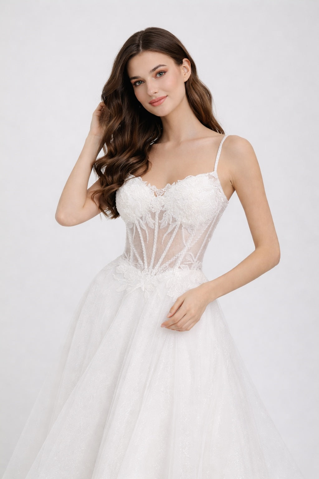 Robe de mariage Dressie avec fines bretelles, corsage sculptant transparent à fleurs brodées et grande jupe à traîne élégante