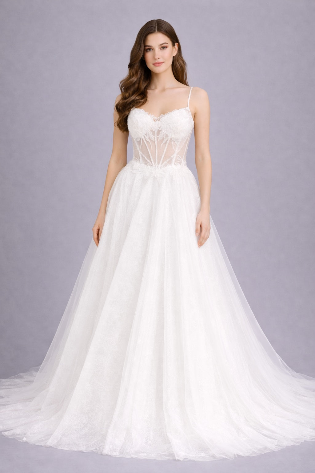 Robe de mariée Dressie Dress à fines bretelles, corsage brodé en relief, grande jupe à traîne, silhouette élégante pour mariage.