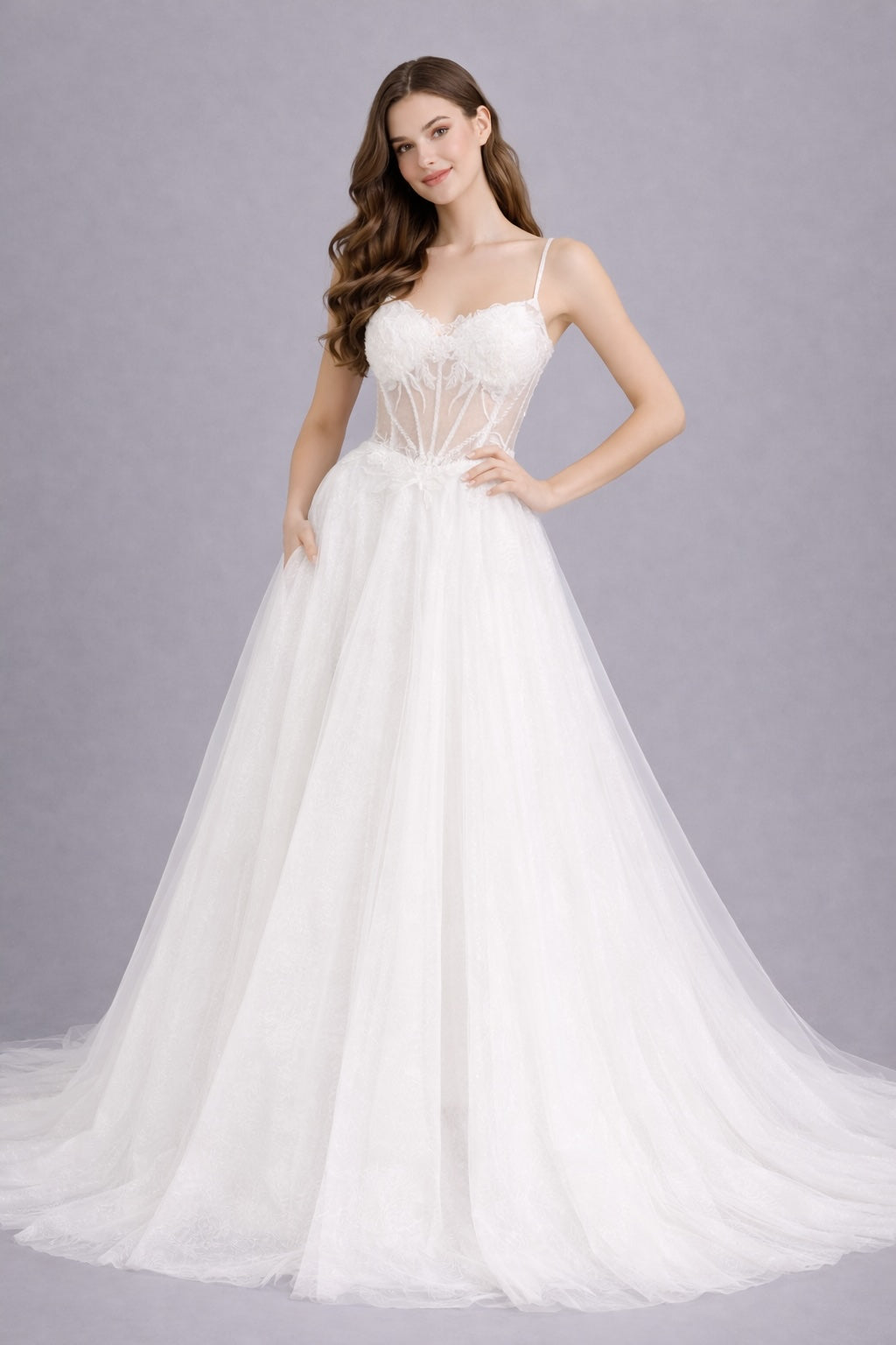 Robe de mariage Dressie Dress à fines bretelles, corsage transparent brodé fleurs, grande jupe à traîne, silhouette élégante.