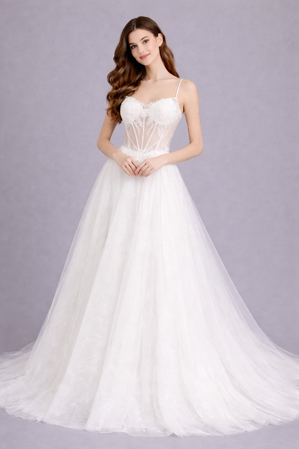 Robe de mariage Dressie Dress avec fines bretelles, corsage transparent brodé fleurs, grande jupe à traîne, silhouette élégante.
