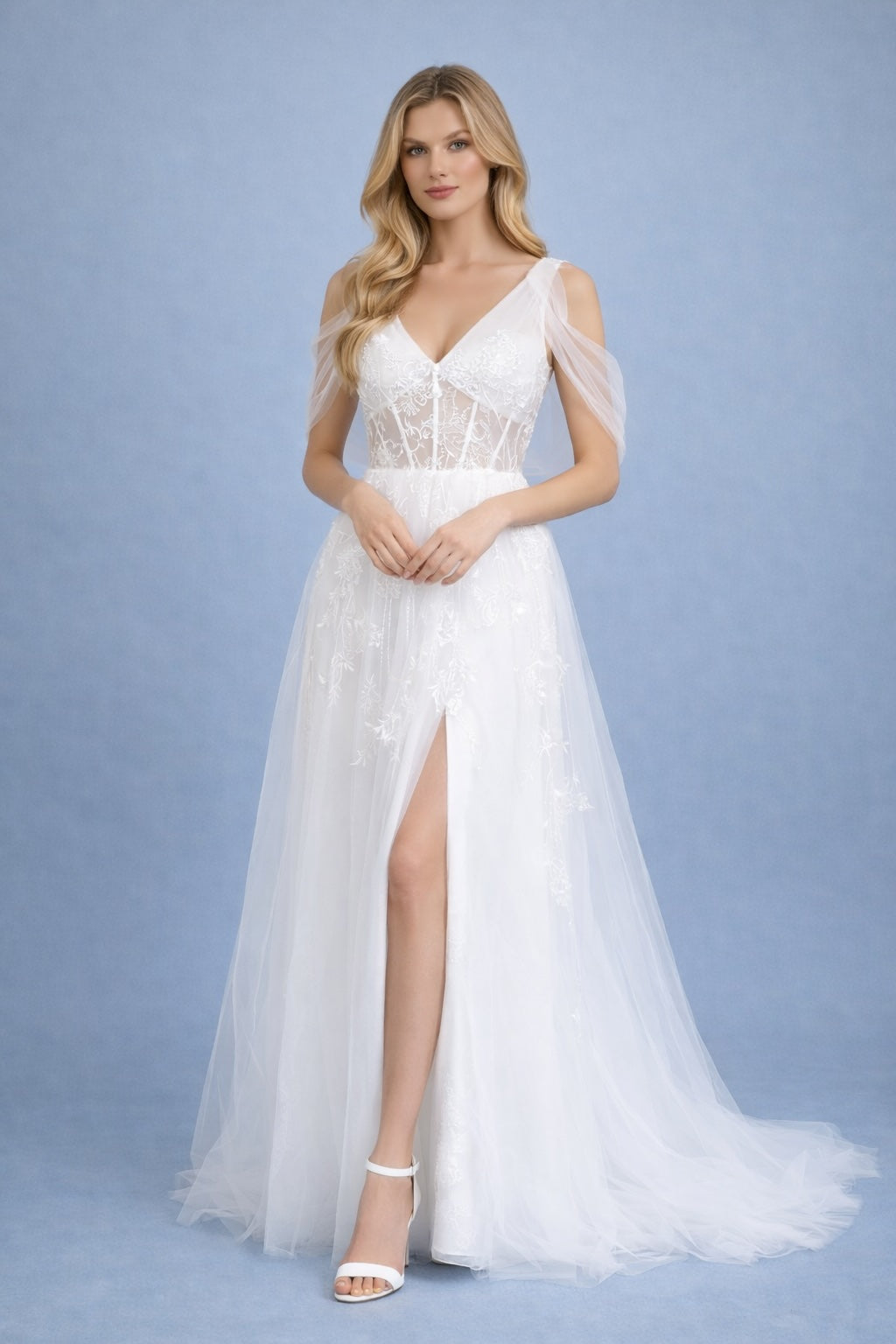 Robes de mariage – Décolleté V corsage illusion effet corset avec dentelle manches tulle drapées fente devant jupe A-line fluide avec traîne – Élégance moderne | Dressie Dress