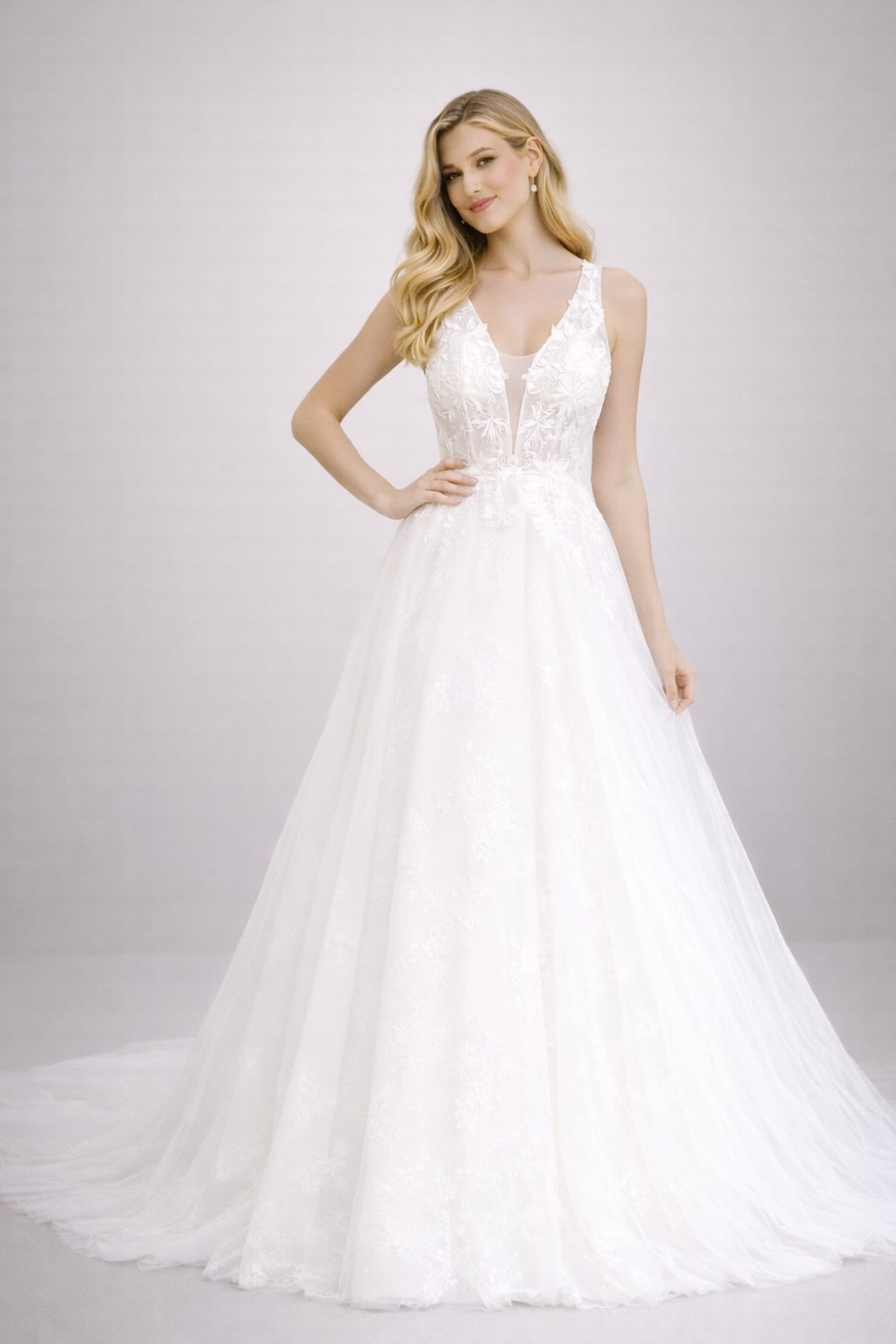 Femme Robe de mariage A-ligne en tulle avec décolleté V illusion appliqués floraux en dentelle bretelles larges et traîne – Élégance intemporelle | Dressie Dress