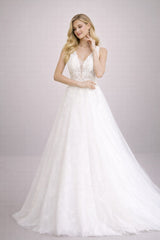 Femme Robe de mariage A-ligne en tulle avec décolleté V illusion appliqués floraux en dentelle bretelles larges et traîne – Élégance intemporelle | Dressie Dress