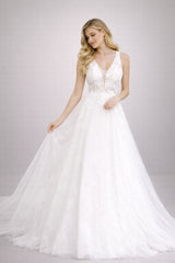 Femme Robe de mariage A-ligne en tulle avec décolleté V illusion appliqués floraux en dentelle bretelles larges et traîne – Élégance intemporelle | Dressie Dress