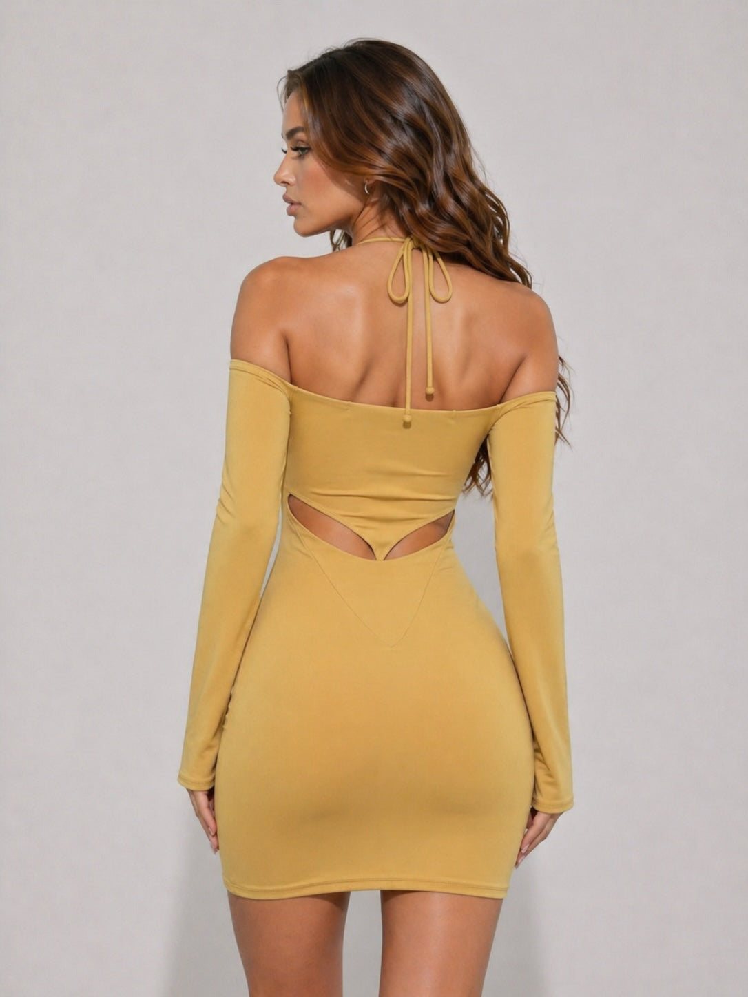 Robe bandage courte pour femme Dressie Dress, moulante, épaules dénudées, dos nu avec lien, découpes poitrine, manches longues évasées.