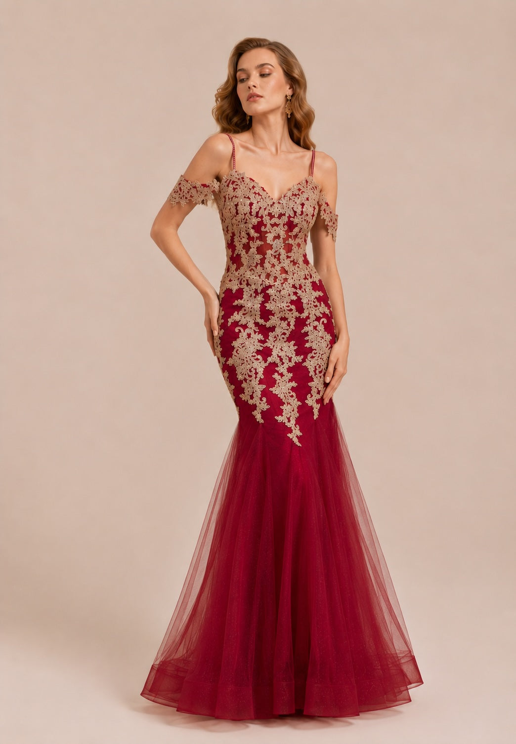 Robe de soirée sirène pour femme, bretelles fines, épaules dénudées, dentelle brodée, décolleté en cœur, tulle scintillant.