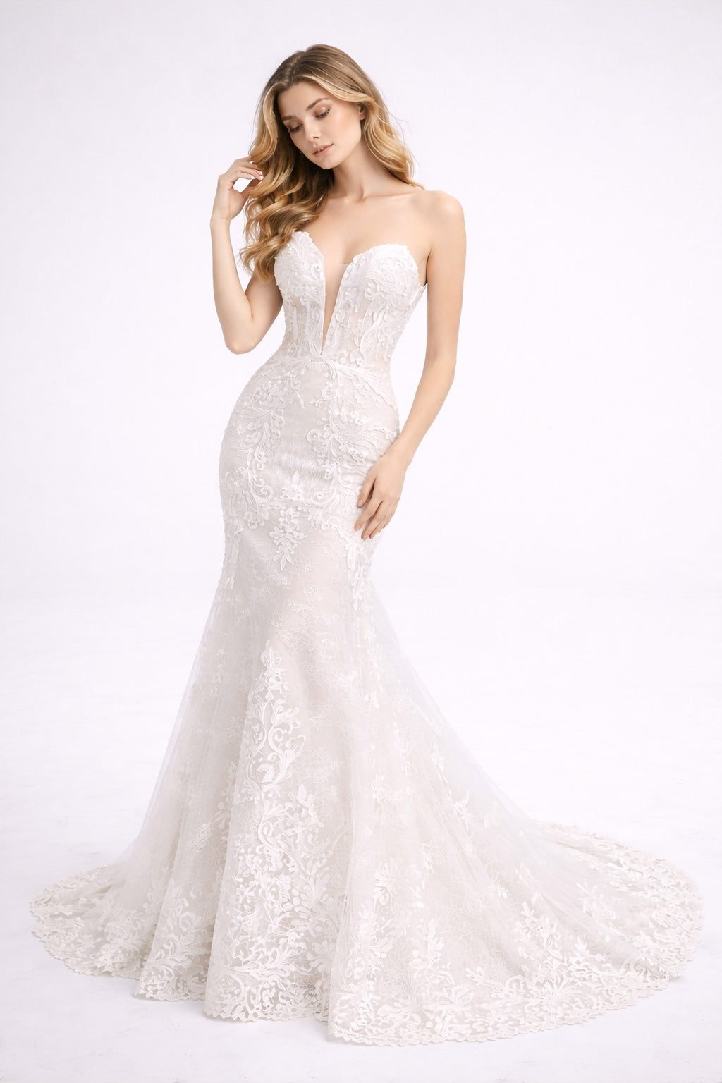 Robe de mariage sirène moulante Dressie Dress avec décolleté plongeant en tulle brodé et traîne élégante pour cérémonie nuptiale
