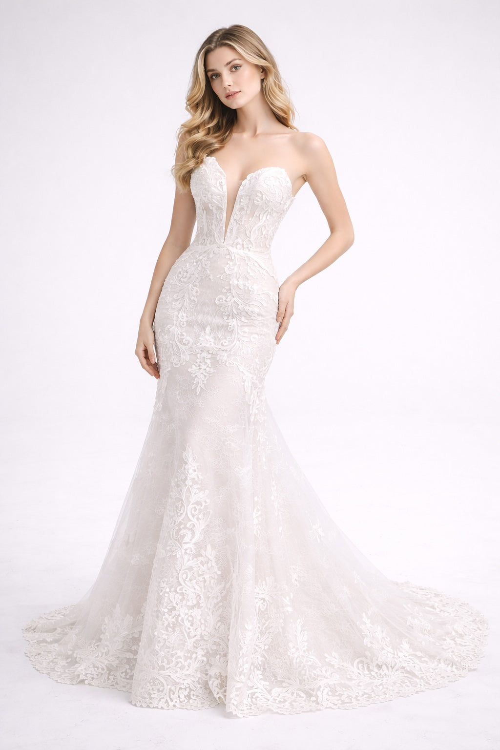 Robe de mariage sirène moulante avec décolleté plongeant en tulle illusion et broderies, traîne élégante pour cérémonie.