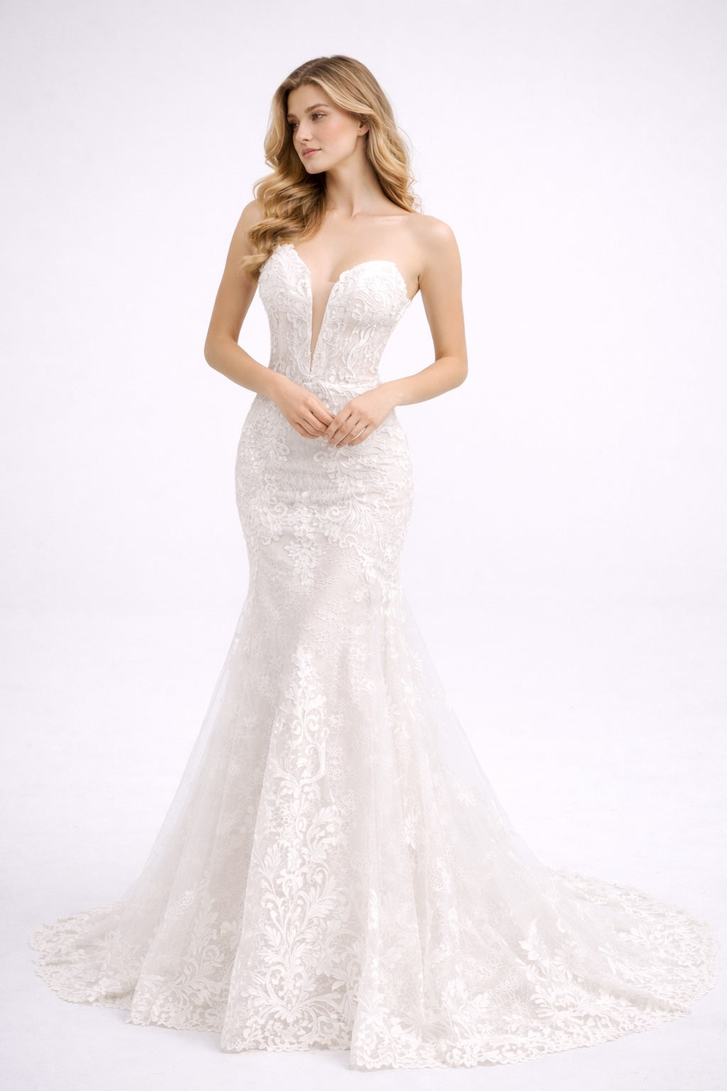 Robe de mariage sirène moulante Dressie Dress avec décolleté plongeant, tulle illusion et broderies, longue traîne élégante