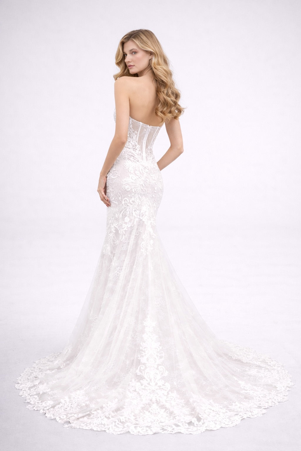 Robe de mariée sirène moulante avec décolleté plongeant en tulle illusion et broderies, traîne élégante pour cérémonie de mariage.