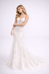 Robe de mariée sirène moulante avec décolleté plongeant en tulle illusion et broderies, traîne élégante pour cérémonie.