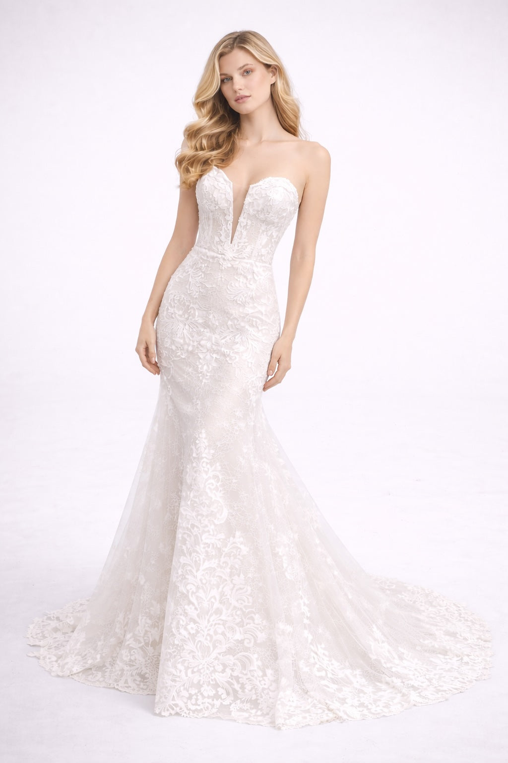 Robe de mariage sirène moulante Dressie Dress avec décolleté plongeant en tulle brodé et traîne élégante pour cérémonie.