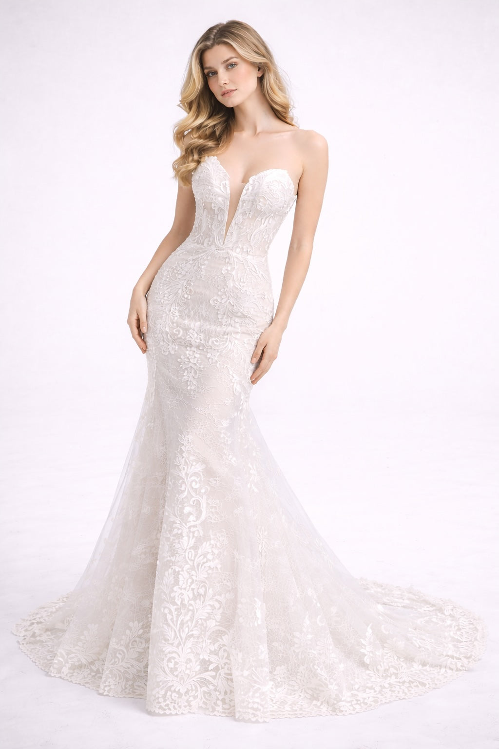 Robe de mariage sirène moulante avec décolleté plongeant en tulle brodé et traîne élégante, marque Dressie Dress.