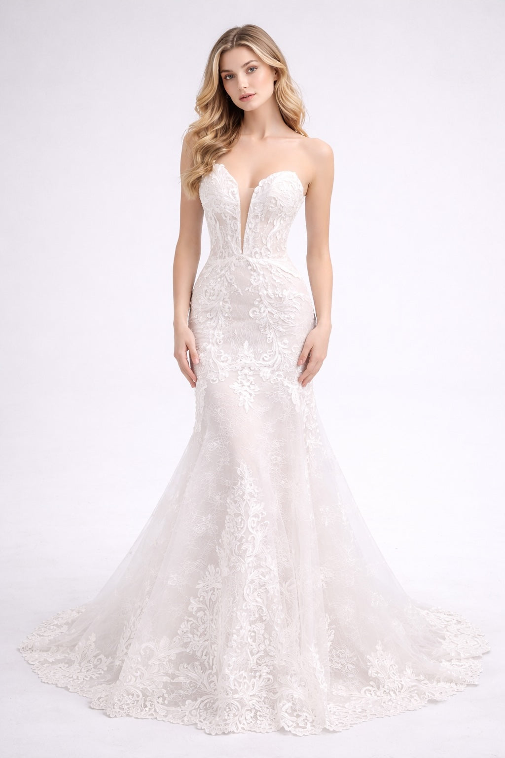 Robe de mariage sirène moulante Dressie Dress avec décolleté plongeant, tulle illusion brodé et traîne élégante pour cérémonie.