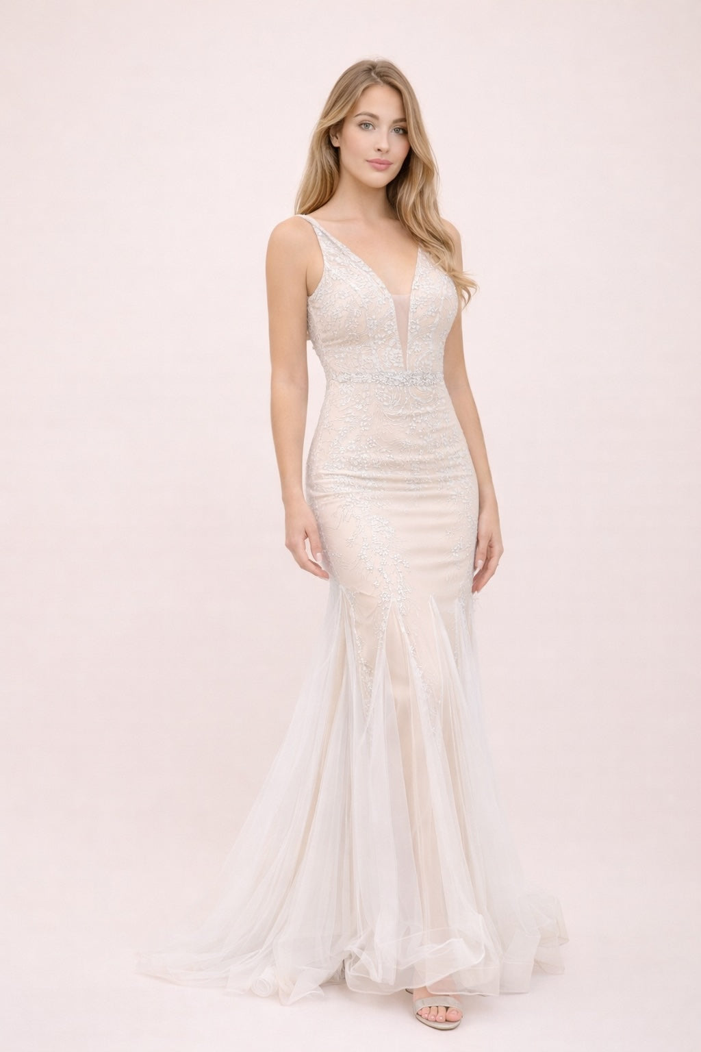 Robes de mariage sirène moulante avec décolleté V en tulle illusion dentelle brodée 3D taille perlée dos U et traîne légère – Silhouette affinée | Dressie Dress
