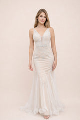 Robes de mariage sirène moulante avec décolleté V en tulle illusion dentelle brodée 3D taille perlée dos U et traîne légère – Silhouette affinée | Dressie Dress