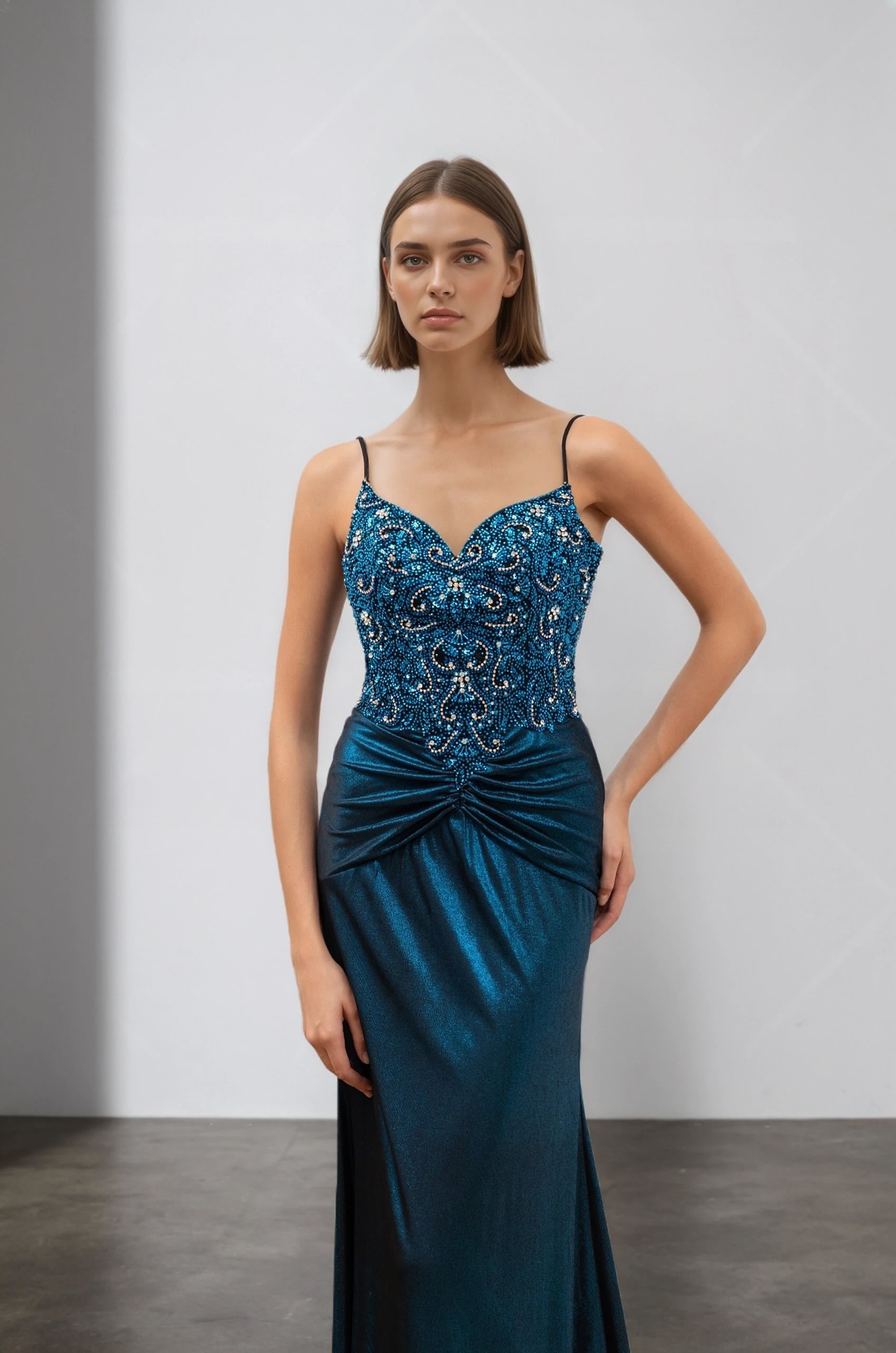Femme Robes de soirée sirène à fines bretelles et décolleté V corsage entièrement orné de perles/strass drapé croisé à la taille | Dressie Dress - Dressie Dress