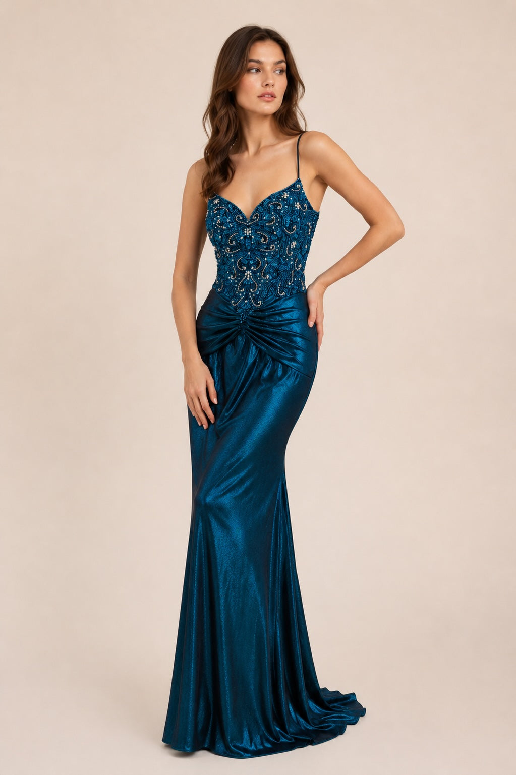 Robe de soirée sirène pour femme Dressie Dress en bleu, décolleté en V, fines bretelles, perles et strass, drapé croisé à la taille.