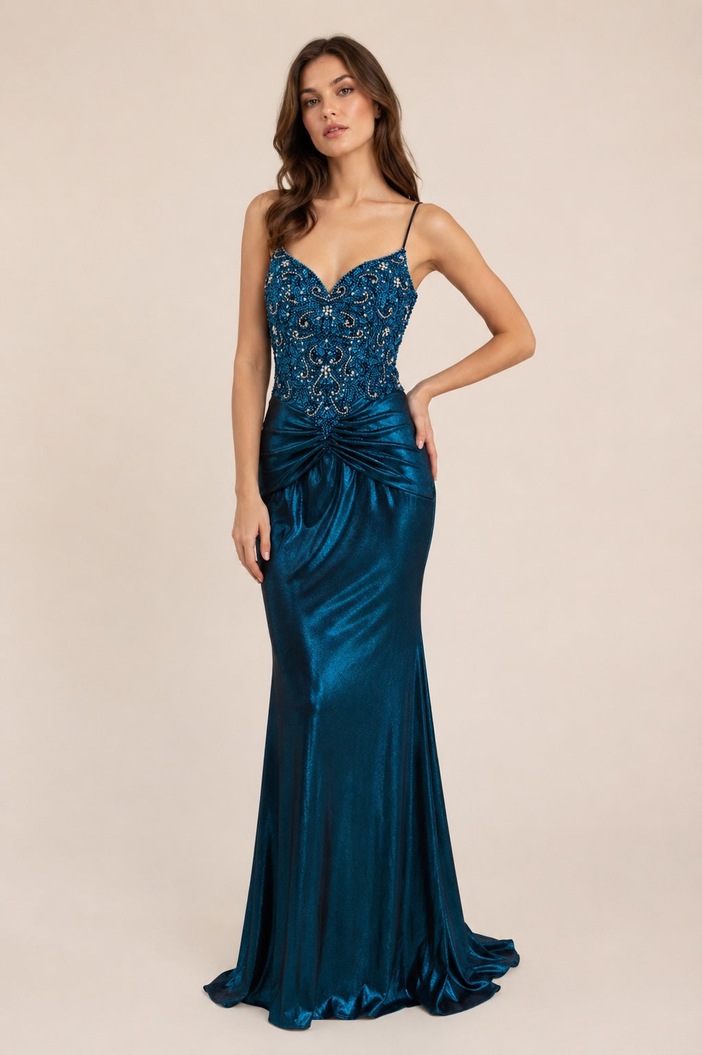 Robe de soirée sirène pour femme Dressie Dress bleue avec décolleté en V, bretelles fines, perles et drapé croisé à la taille.