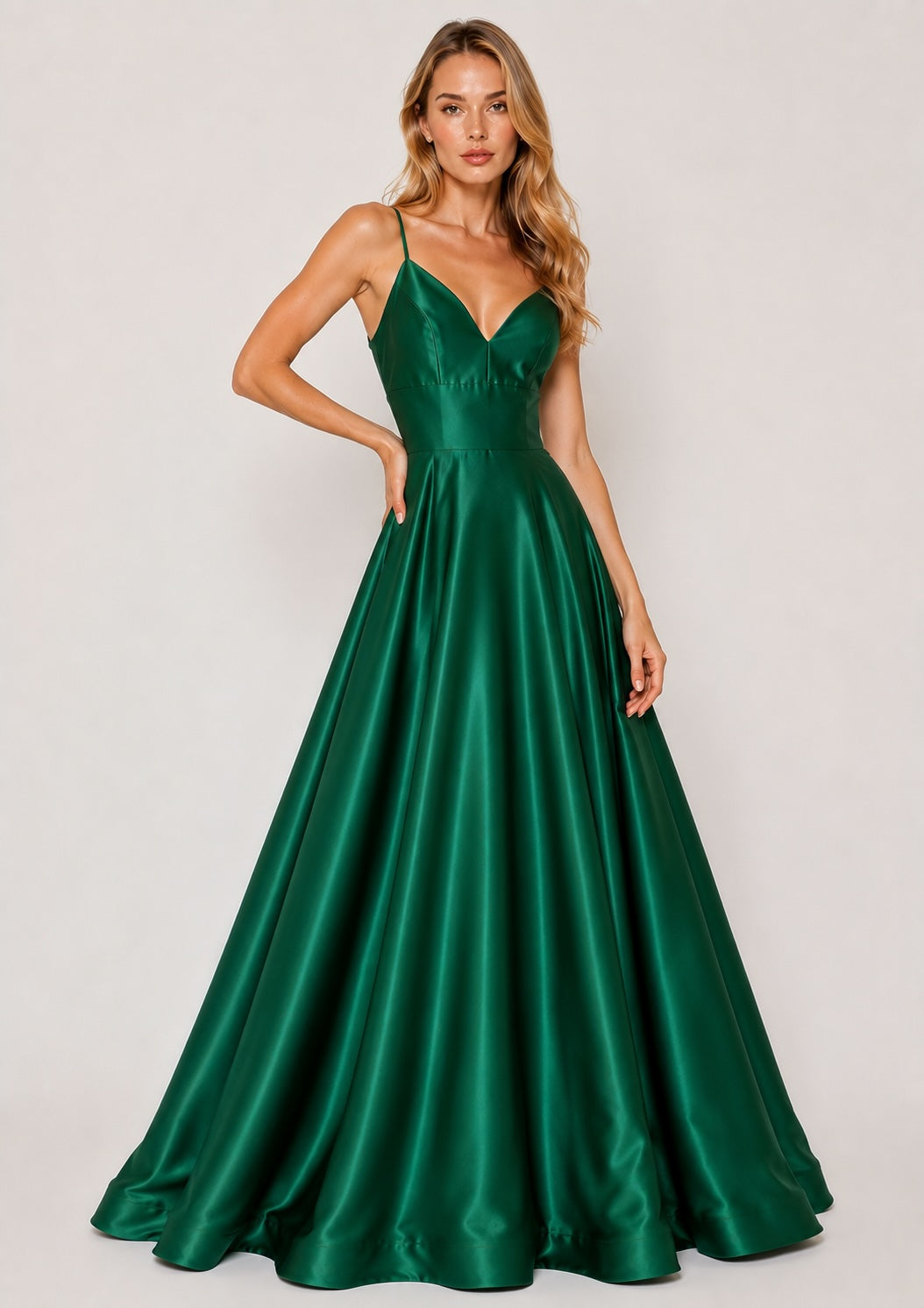 Robe de soirée longue pour femme avec fines bretelles, décolleté en V, taille haute et dos nu, marque Dressie Dress.