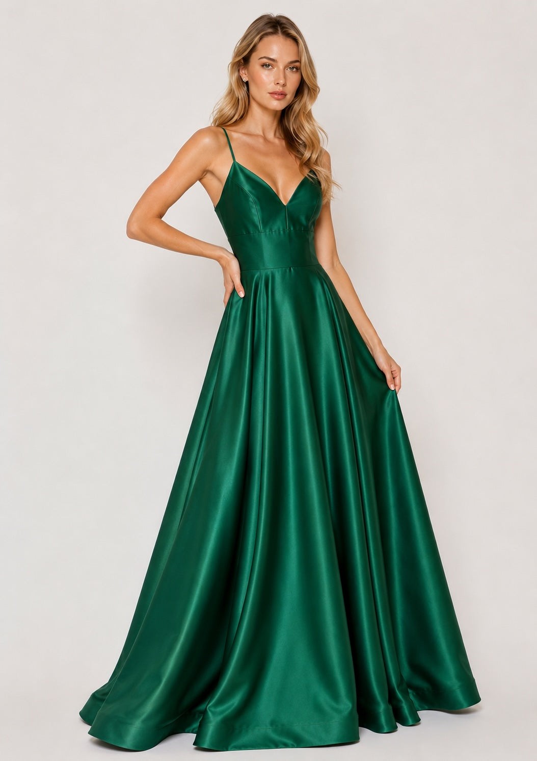 Robe de soirée longue pour femme, bretelles fines, décolleté V, taille haute, grand volume et dos nu, marque Dressie Dress.