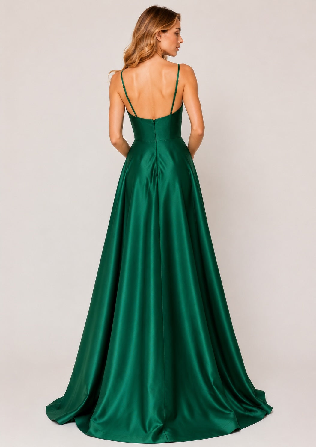 Robe de soirée longue pour femme, bretelles fines, décolleté en V, taille haute, grand volume et dos nu, marque Dressie Dress.
