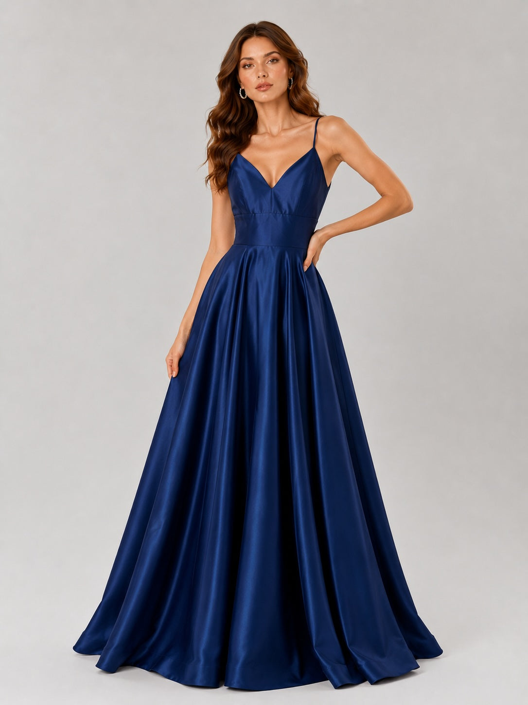 Robe de soirée longue femme Dressie Dress bleu avec fines bretelles, décolleté en V, taille haute et dos nu élégants.