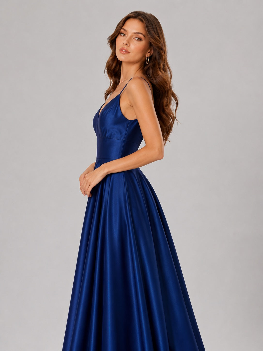 Robe de soirée longue bleu Dressie Dress à fines bretelles, décolleté en V, taille haute et dos nu, grand volume.