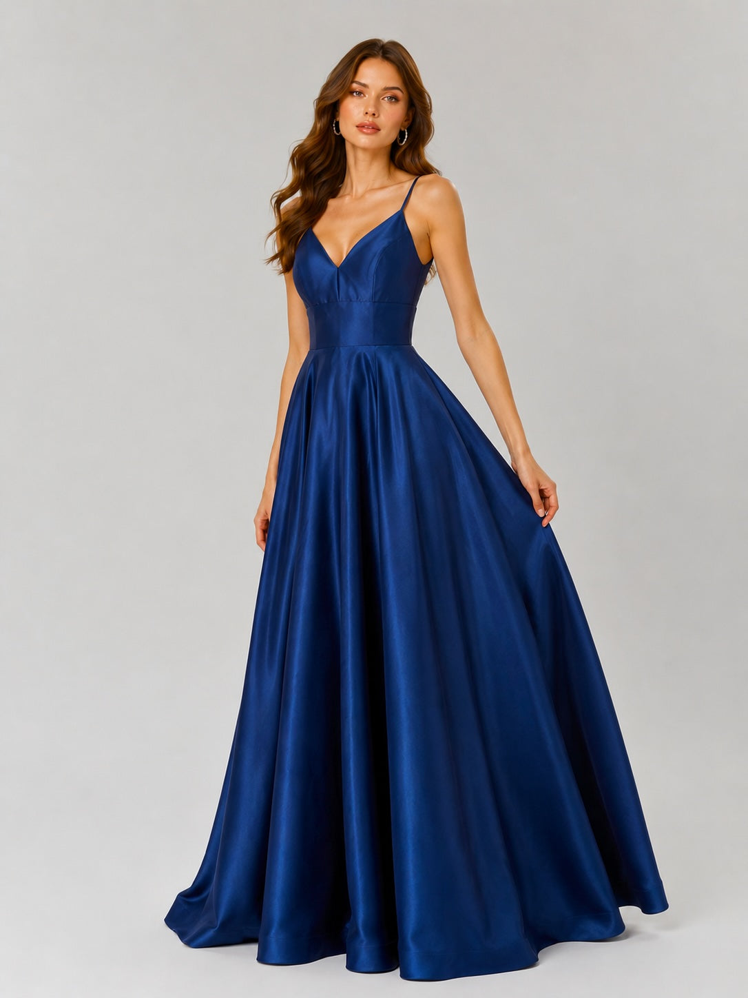 Robe de soirée longue bleue pour femme, à fines bretelles, décolleté en V, taille haute et dos nu, par Dressie Dress
