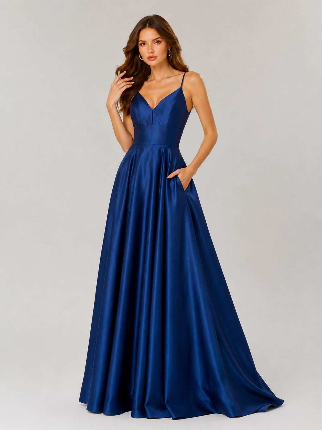 Robe de soirée longue bleue pour femme, fines bretelles, décolleté en V, taille haute et dos nu, par Dressie Dress