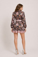 Robe courte bohème pour femme de marque Dressie Dress, imprimée avec col chemise, manches ballon, ceinture et bas volantés.