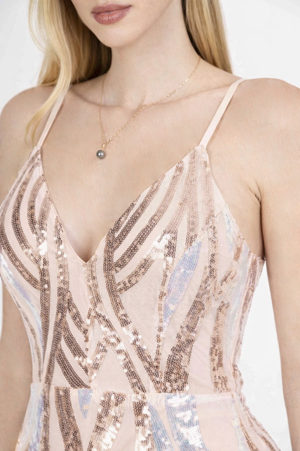 Femme Robe midi moulante à sequins motif géométrique fines bretelles décolleté V zip dos et fente arrière – Robe cristalline | Dressie Dress - Dressie Dress