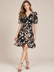Robe femme imprimée fleurie sur fond noir, col en V, manches courtes, taille cintrée, ourlet volanté - Dressie Dress