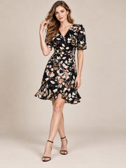 Robe femme imprimée fleurie noir, col en V, manches courtes, taille cintrée et ourlet volanté, robe élégante Dressie Dress