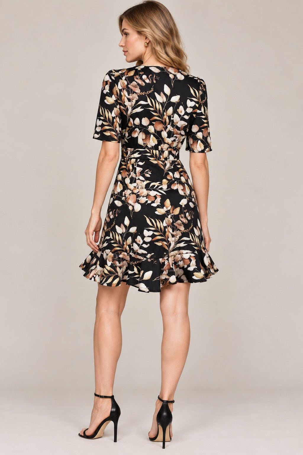Robe imprimée fleurie pour femme, manches courtes, col V, taille cintrée et ourlet volanté, robe élégante Dressie Dress.