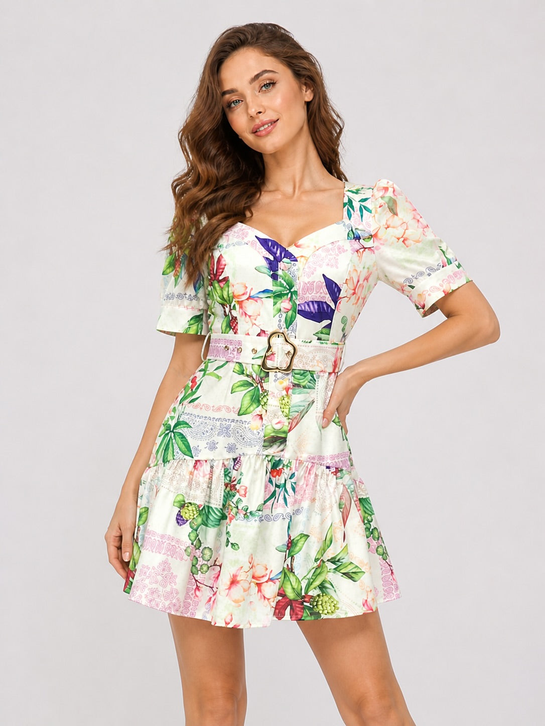 Robe courte imprimée pour femme avec décolleté en cœur, manches bouffantes, ceinture à boucle et ourlet volanté, par Dressie Dress