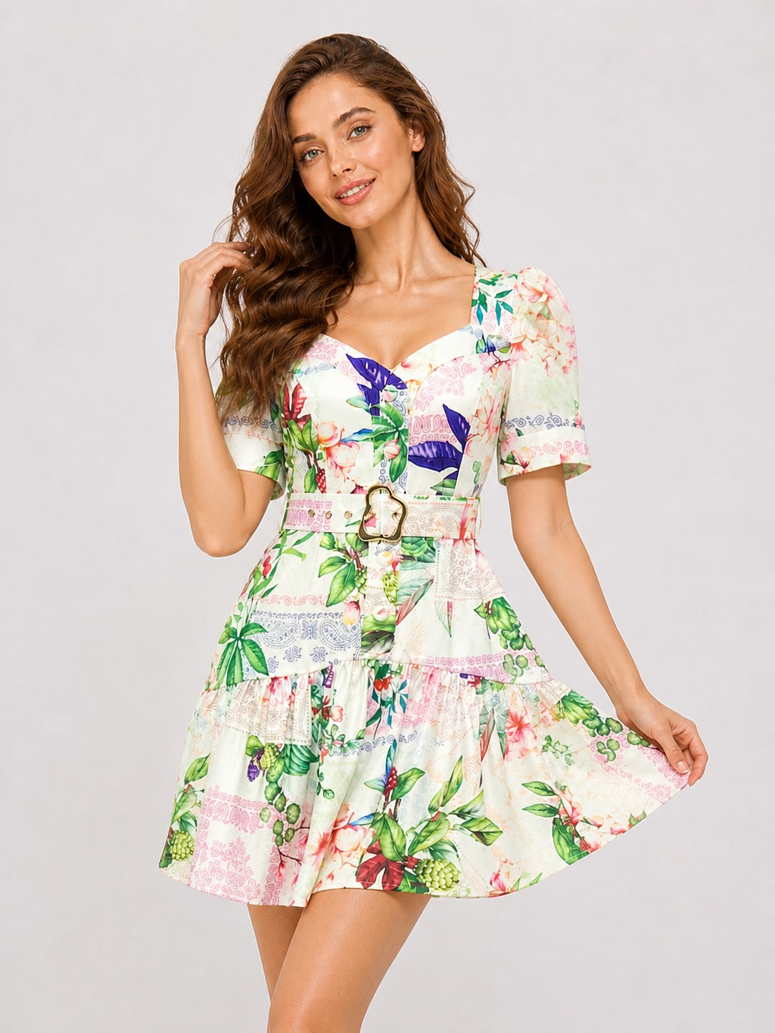 Robe courte imprimée pour femme avec décolleté cœur, manches bouffantes, ceinture à boucle et ourlet volanté, marque Dressie Dress