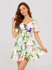 Robe courte imprimée pour femme avec décolleté cœur, manches bouffantes, ceinture à boucle et ourlet volanté, marque Dressie Dress