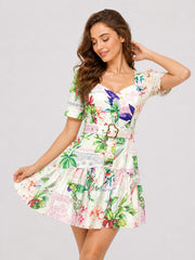 Robe courte imprimée pour femme avec décolleté cœur, manches bouffantes, ceinture à boucle et ourlet volanté, marque Dressie Dress.