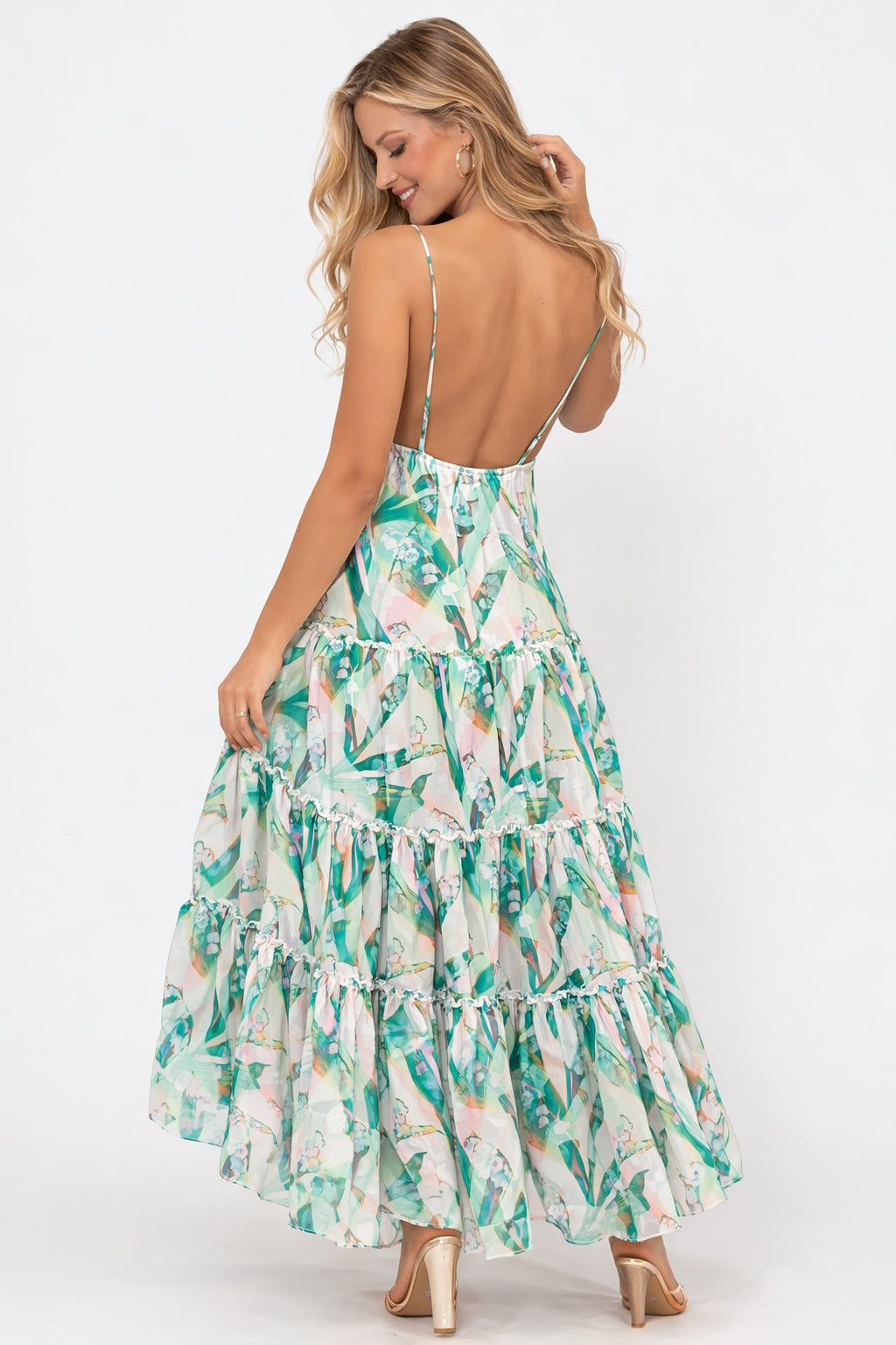 Robe femme imprimée à bretelles fines, décolleté en V profond, dos nu et jupe longue à volants superposés, marque Dressie Dress