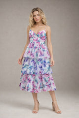 Robes imprimées à fines bretelles décolleté cœur avec bonnets structurés & jupe midi à volants superposés et dos smocké | Dressie Dress