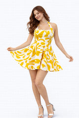 Femme Robe imprimée courte dos nu avec col halter et bretelles croisées taille marquée et jupe évasée | Dressie Dress - Dressie Dress