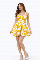 Femme Robe imprimée courte dos nu avec col halter et bretelles croisées taille marquée et jupe évasée | Dressie Dress - Dressie Dress