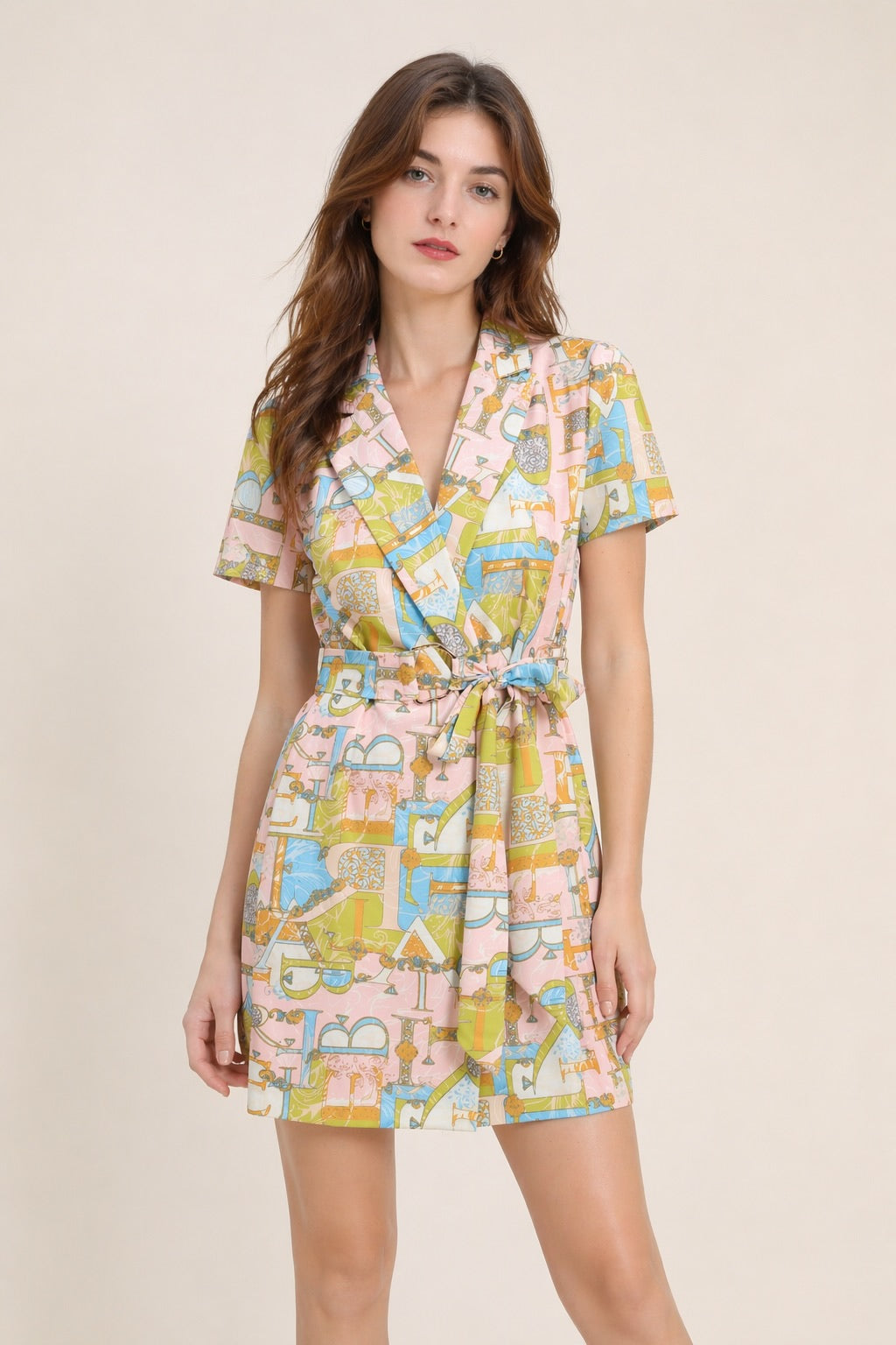 Robe courte imprimée pour femme Dressie Dress avec col tailleur, décolleté en V, manches courtes et ceinture à nouer.