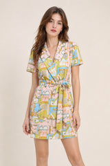 Robe courte imprimée pour femme Dressie Dress avec col tailleur, décolleté en V, manches courtes et ceinture à nouer.