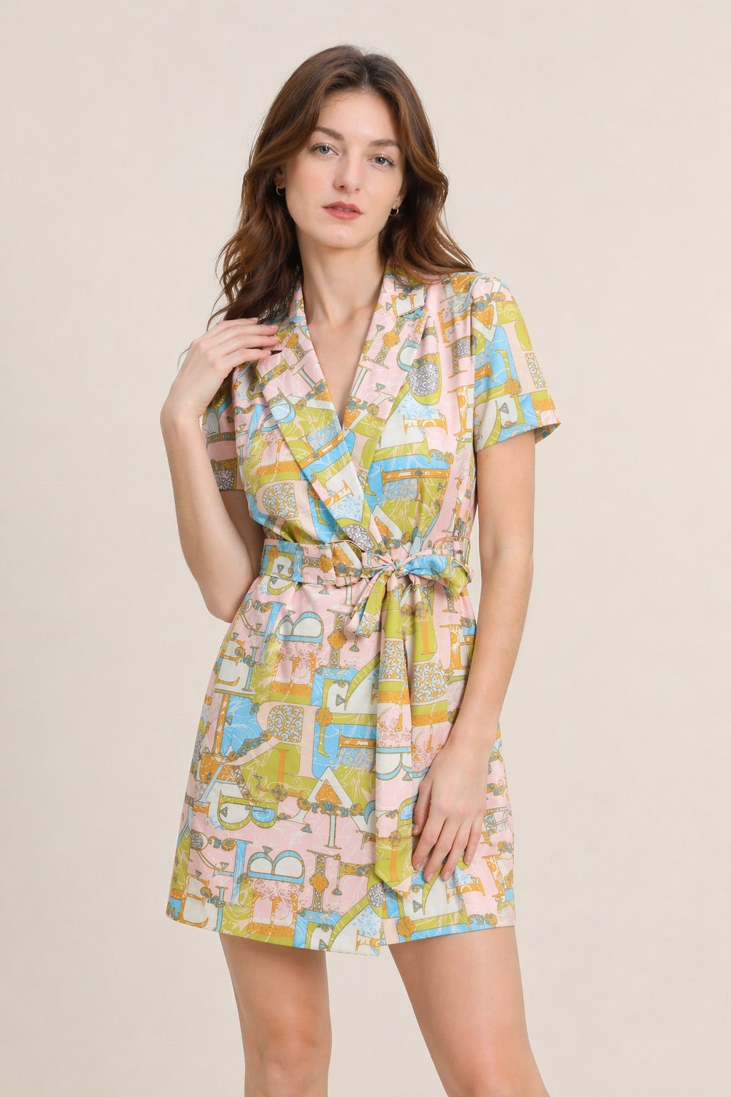Robe courte imprimée pour femme de la marque Dressie Dress, col tailleur croisé, manches courtes et ceinture à nouer.