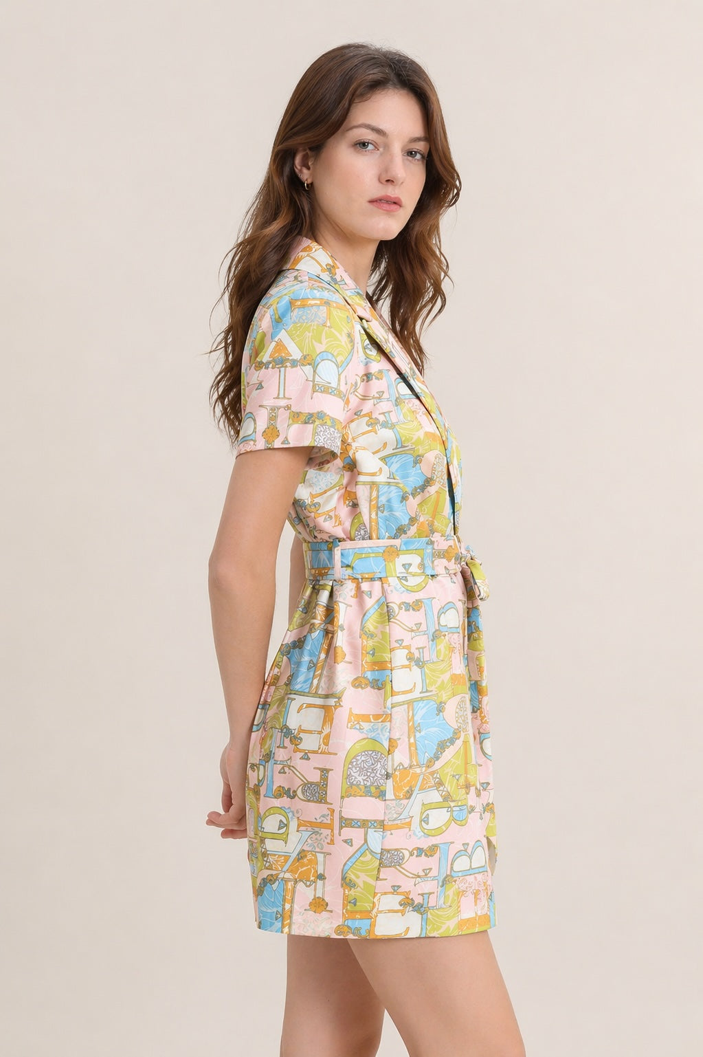 Robe courte imprimée pour femme de la marque Dressie Dress, col tailleur, décolleté en V et ceinture à nouer, manches courtes.