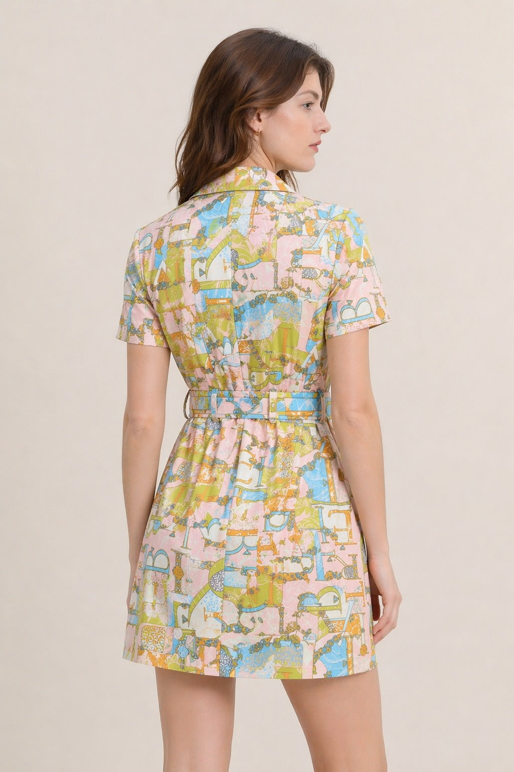Robe courte pour femme Dressie Dress avec col tailleur, décolleté en V croisé, manches courtes et ceinture à nouer.