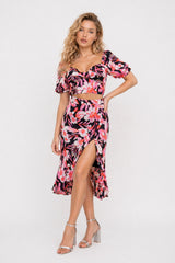 Robe midi imprimée fleurie rose pour femme, coupe à la taille, fente devant, manches bouffantes et ourlet volanté, style romantique.